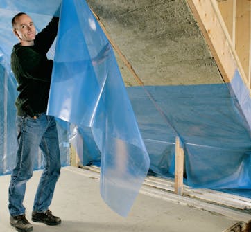 Käyttöullakko: Höyrynsulun asentaminen Käyttöullakko: Aseta höyrysulku 20 cm:n saumalimityksin ja kiinnitä se nitomapistoolilla